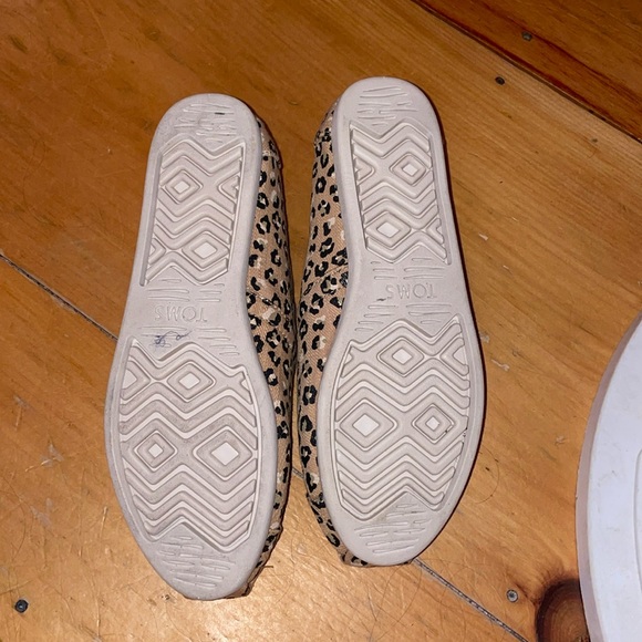 Tom’s cheetah print shoes - Picture 2 of 3